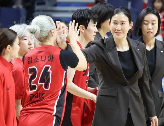 부산 BNK의 박정은 감독이 16일 부산 사직체육관서 열린 2025-2026 여자프로농구 정규리그 개막전서 이긴 뒤 선수들과 함께 기뻐하고 있다. 연합뉴스