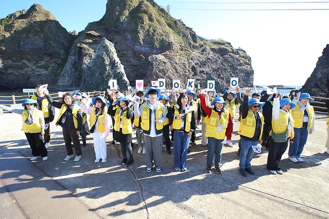 ▲ '2025 역사·지리교사 독도탐방' 전국 역사·지리 교사들이 지난 12일 독도 선착장에서 '독도사랑' 퍼퍼먼스를 펼치고 있다. 경북일보