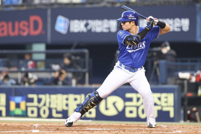 삼성 라이온즈 외야수 윤정빈이 타석에서 타격을 이어가고 있다. 삼성 제공