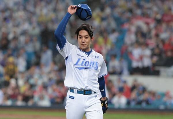 준PO 3차전에서 호투한 원태인이 팬들의 환호에 인사하고 있다. (사진=삼성)