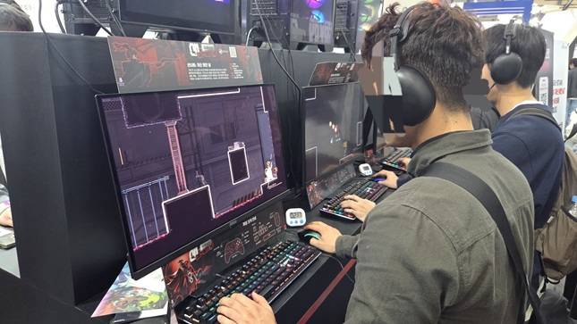 부산 벡스코에서 열린 '지스타 2025'에서 관람객들이 '산나비: 귀신 씌인 날'을 시연하고 있다. /사진=비즈워치