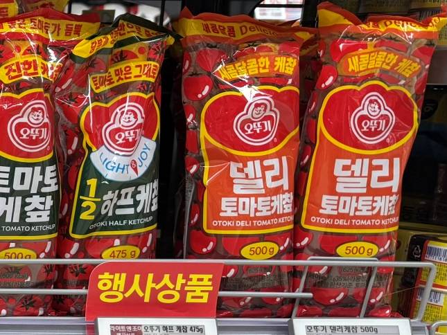 오뚜기 '하프케챂'과 '델리 토마토 케챂'./사진=윤서영 기자 sy@