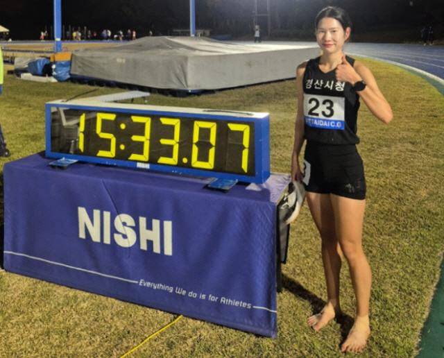 김유진이 15일 일본 가나가와현에서 열린 제18회 니타이다 챌린지 게임(일본 체육대학 기록회) 여자 5000ｍ 경기에서 한국신기록을 세운 뒤 기념 촬영을 하고 있다. 사진=대한육상연맹
