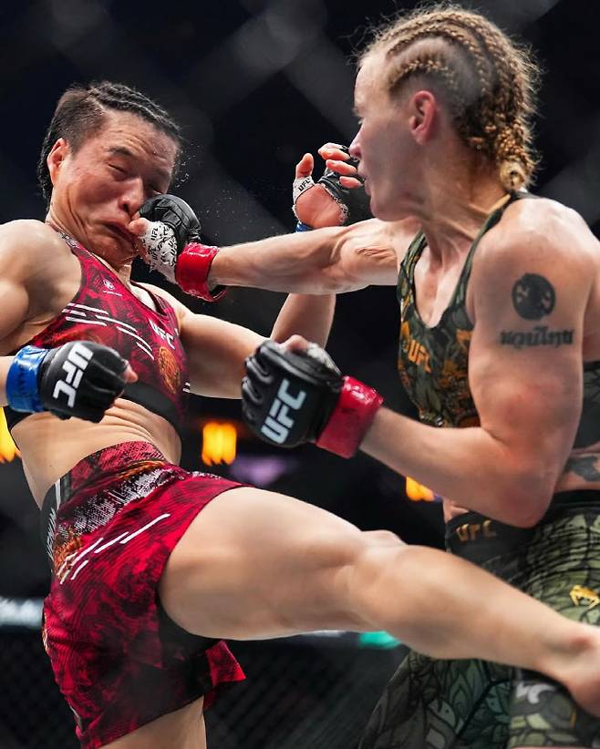 UFC 여성 플라이급 챔피언 발렌티나 셰브첸코(오른쪽)가 장웨일리의 얼굴에 펀치를 적중시키고 있다. 사진=UFC