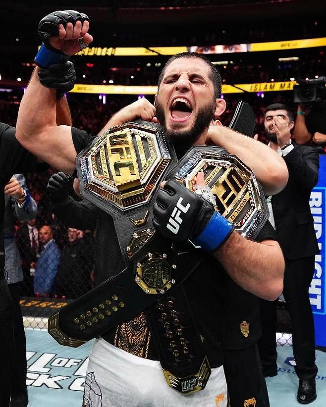 UFC 역사상 통산 10번째 더블 챔피언에 오른 이슬람 마카체프가 챔피언 벨트 두 개를 들고 기뻐하고 있다. 사진=UFC