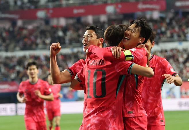 14일 대전월드컵경기장에서 열린 남자축구 국가대표 A매치 평가전 대한민국과 볼리비아의 경기. 손흥민이 골을 넣은 뒤 동료들과 기쁨을 나누고 있다. 사진=연합뉴스