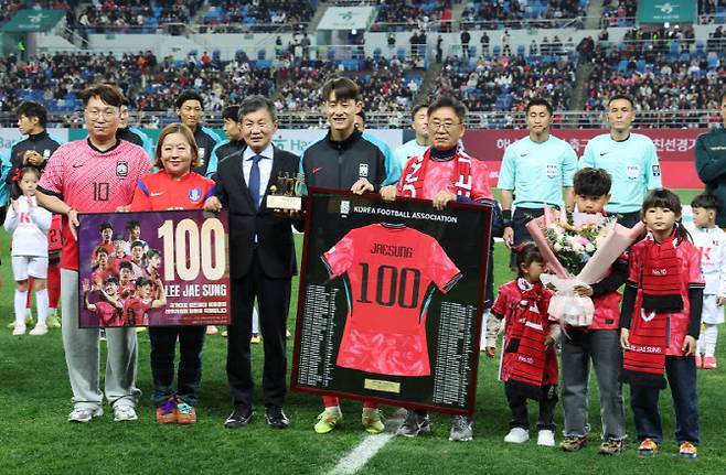 14일 대전월드컵경기장에서 열린 남자축구 국가대표 A매치 평가전 대한민국과 볼리비아의 경기. 이재성이 정몽규 대한축구협회장에게 킥오프 전 열린 100경기 출전 기념 트로피와 액자를 선물받은 뒤 기념촬영을 하고 있다. 사진=연합뉴스