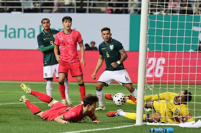14일 대전월드컵경기장에서 열린 남자축구 국가대표 A매치 평가전 대한민국과 볼리비아의 경기. 이재성이 헤딩슛을 하고 있다. 사진=연합뉴스