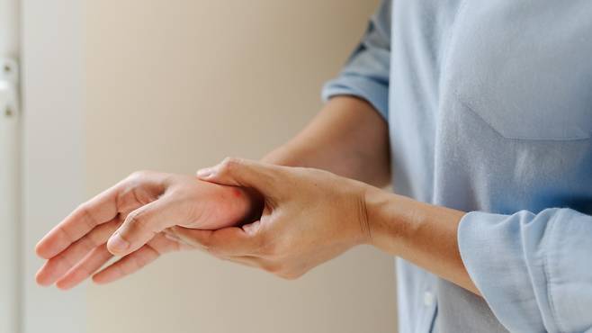 류마티스 관절염은 방치할 경우 염증이 지속되고 관절이 변형될 수 있어 초기 발견과 치료가 중요하다｜출처: 클립아트코리아