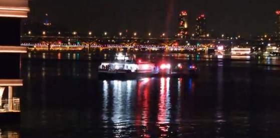 지난 15일 서울 한강버스가 잠실선착장 인근 수심이 얕은 곳을 지나다 강바닥에 걸려 멈추는 사고가 발생했다. 〈사진=제보자 제공〉