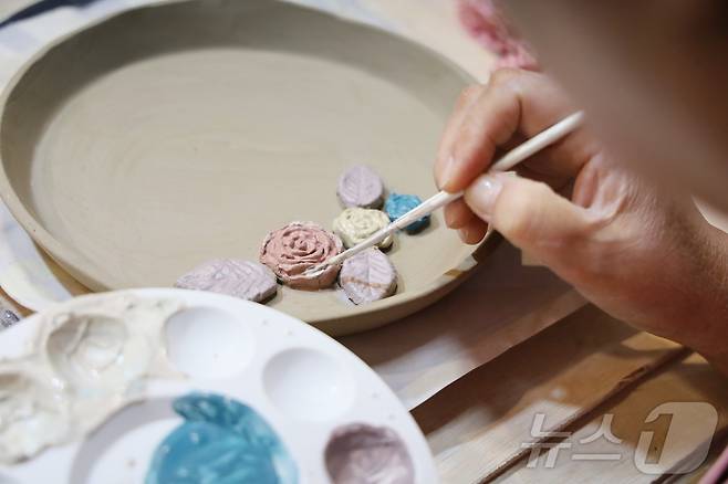 틀을 갖춘 접시 위에 원하는 모양의 장식을 얹고 원하는 색을 칠한다.(한국관광공사 제공)