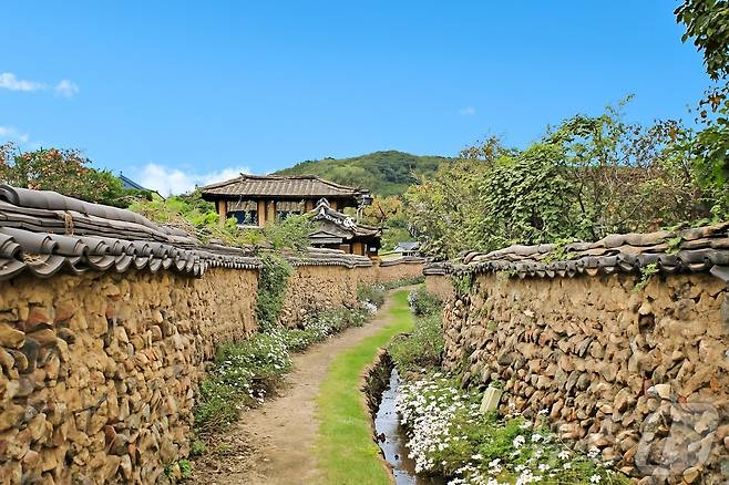 담장 따라 개울이 흐르는 삼지내마을(한국관광공사 제공)