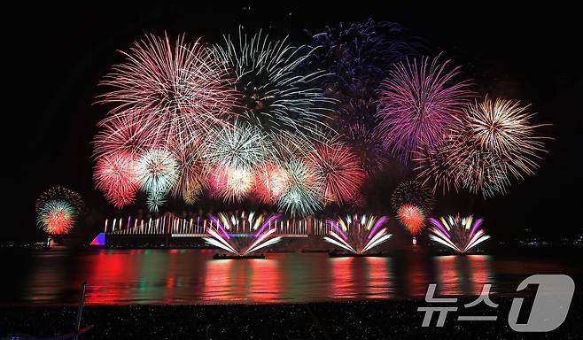 15일 오후 부산 수영구 광안리해수욕장 일대에서 열린 '제20회 부산불꽃축제'에서 화려한 불꽃이 부산 밤바다를 수놓고 있다. 2025.11.15/뉴스1 ⓒ News1 윤일지 기자