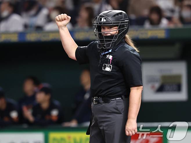 15일 오후 일본 도쿄돔에서 열린 월드베이스볼클래식(WBC) 대비 평가전 '2025 케이 베이스볼 시리즈(K-BASEBALL SERIES)' 일본과의 1차전 경기. 메이저리그 첫 여성 심판인 젠 파월 주심이 아웃판정을 하고 있다. 2025.11.15/뉴스1 ⓒ News1 구윤성 기자