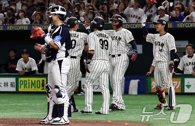 15일 오후 일본 도쿄돔에서 열린 월드베이스볼클래식(WBC) 대비 평가전 '2025 케이 베이스볼 시리즈(K-BASEBALL SERIES)' 일본과의 1차전 경기. 5회말 무사 1,2루 상황 일본 기시다가 역전 쓰리런 홈런을 친 뒤 기쁨을 나누고 있다. 2025.11.15/뉴스1 ⓒ News1 구윤성 기자