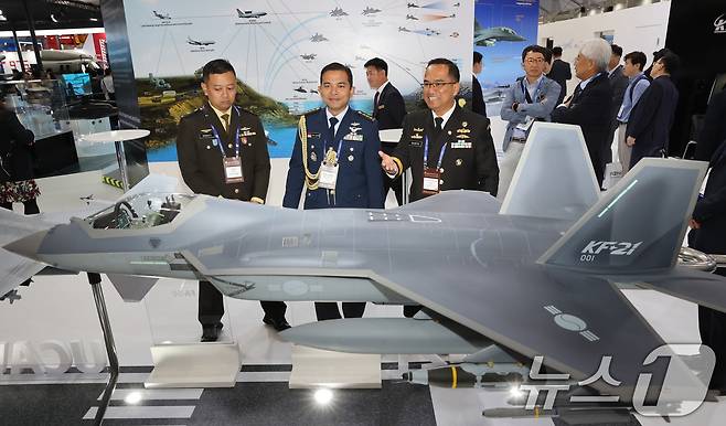 2일 충남 계룡대에서 열린 '대한민국 국제방위산업전시회(KADEX)'에서 관람객들이 KAI 부스에서 KF-21을 살펴보고 있다. 2024.10.2/뉴스1 ⓒ News1 김기태 기자