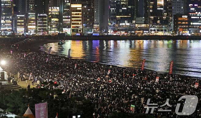 15일 오후 부산 수영구 광안리해수욕장 일대가 '제20회 부산불꽃축제'를 관람하기 위한 관람객들로 북적이고 있다. 2025.11.15/뉴스1 ⓒ News1 윤일지 기자