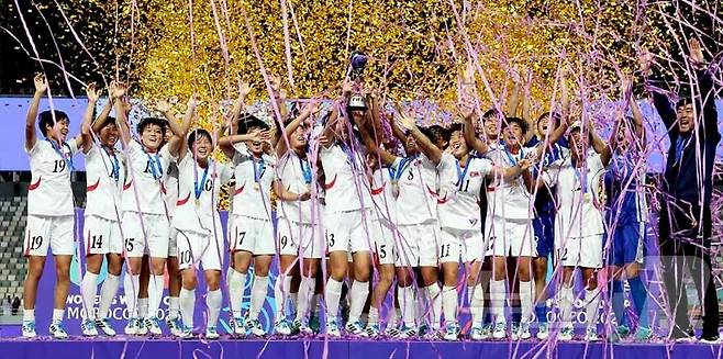 (평양 노동신문=뉴스1) = 북한 노동당 기관지 노동신문은 지난 10일 "마로끄(모로코)에서 진행된 국제축구연맹 2025년 17살 미만 여자월드컵경기대회에서 우리의 미더운 여자축구선수들이 영예의 1위를 쟁취하고 네번째로 되는 월드컵을 들어올렸다"라고 보도했다. [국내에서만 사용가능. 재배포 금지. DB 금지. For Use Only in the Republic of Korea. Redistribution Prohibited] rodongphoto@news1.kr