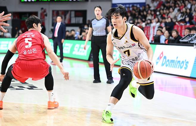 창원 LG의 4연승을 이끈 최형찬(오른쪽). (KBL 제공)