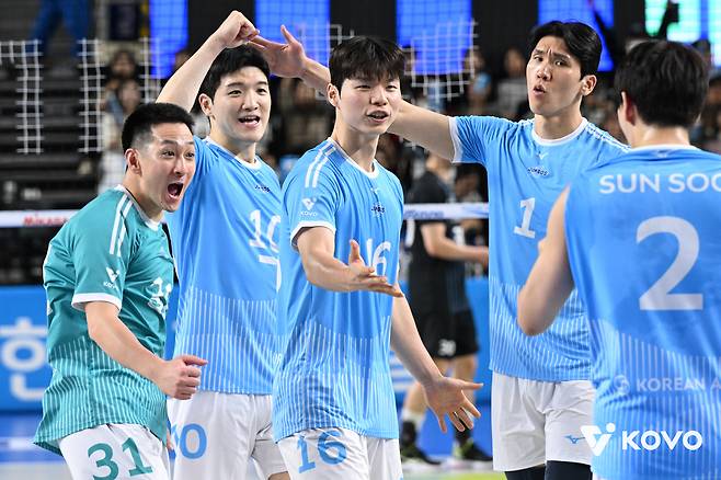 대한항공이 현대캐피탈을 꺾고 선두로 올랐다.(KOVO제공)