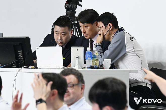 대한항공과 현대캐피탈의 경기 중 비디오로 판독하는 심판진(KOVO제공)