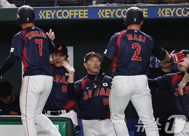 16일 오후 일본 도쿄돔에서 열린 월드베이스볼클래식(WBC) 대비 평가전 '2025 케이 베이스볼 시리즈(K-BASEBALL SERIES)' 일본과의 2차전 경기. 5회초 2사 만루 상황 일본 이시카미의 2타점 2루타로 역전하자 이바타 히로카즈 감독이 선수들을 격려하고 있다. 2025.11.16/뉴스1 ⓒ News1 구윤성 기자