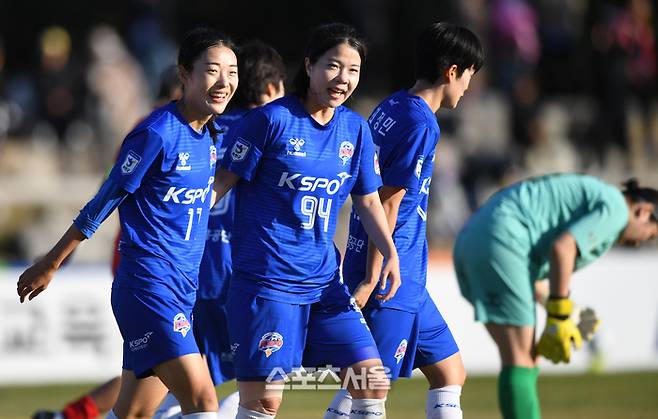 화천 KSPO 위재은(왼쪽)이 15일 화천생활체육공원 주경기장에서 열린 2025 WK리그 챔피언결정전 서울시청과 2차전에서 골을 넣은 후 환호하고 있다.    2025.11.15. 화천 | 최승섭기자 thunder@sportsseoul.com