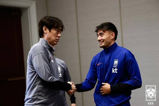 축구대표팀 홍명보 감독과 독일 태생 혼혈 선수로 태극마크를 단 옌스 카스트로프가  지난 9월 2일(한국시간) 미국 뉴저지주에 있는 축구대표팀 숙소에서 만나 악수하며 웃고 있다. 사진 | 대한축구협회