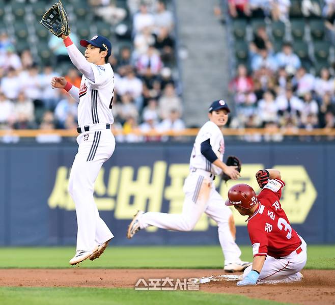SSG 정준재(오른쪽)가 20일 서울 잠실구장에서 열린 2025 KBO리그 두산과 경기 3회초 무사 1루 상황에서 2루 도루에 성공하고 있다. 왼쪽은 두산 2루수 강승호. 잠실 | 박진업 기자 upandup@sportsseoul.com