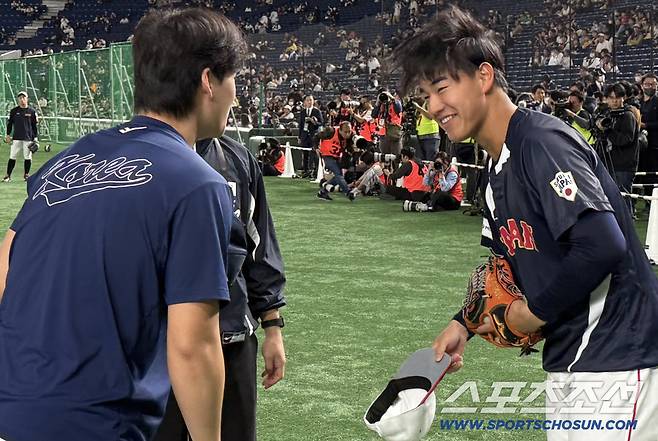 한국야구대표팀 이호성(왼쪽)이 16일 일본대표팀의 니시카와 미쇼를 찾아 전날 몸에 맞는 볼을 던진 것에 대해 사과하고 있다. 사진=KBO 제공