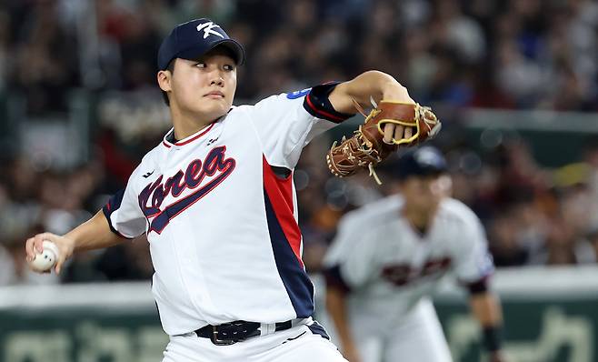 16일 일본 도쿄돔에서 열린 2025 K베이스볼 시리즈 대한민국과 일본의 평가전. 1회초 대한민국 선발투수 정우주가 역투하고 있다. 연합뉴스