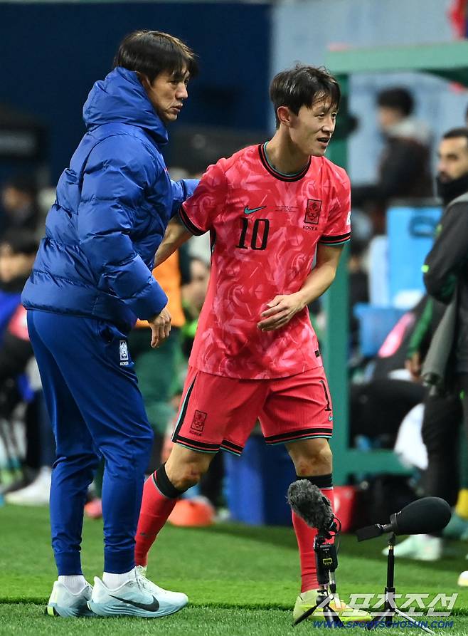 14일 대전월드컵경기장에서 열린 대한민국과 볼리비아의 A매치 평가전. 이재성이 교체아웃되며 홍명보 감독이 격려를 받고 있다. 대전=허상욱 기자wook@sportschosun.com/2025.11.14/