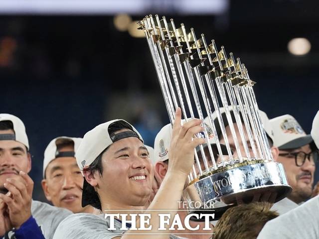 오타니 쇼헤이가 메이저리그(MLB)에서 네번째 MVP를 수상하자 그의 글로벌 스폰서 기업 중 하나인 스포츠 브랜드 '뉴밸런스'는 "Four MVPs. One Unicorn"이라는 문구로 시작하는 축하광고를 만들었다. 사진은 월드시리즈 우승 트로피를 들고 있는 오타니./AP.뉴시스
