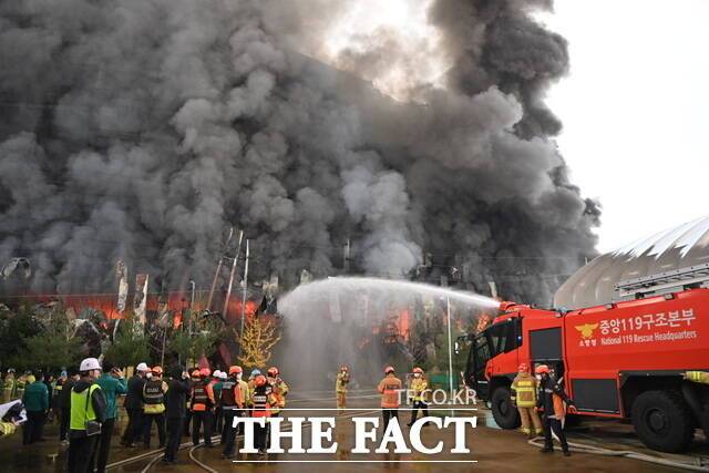 천안시 풍세산업단지 내 이랜드패션 물류센터에서 발생한 대형 화재 진압 현장. /충남도