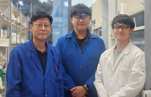 원자치환 기술을 개발한 KAIST 연구진. 왼쪽부터 이희승 교수, 홍정우 및 김재승 박사.