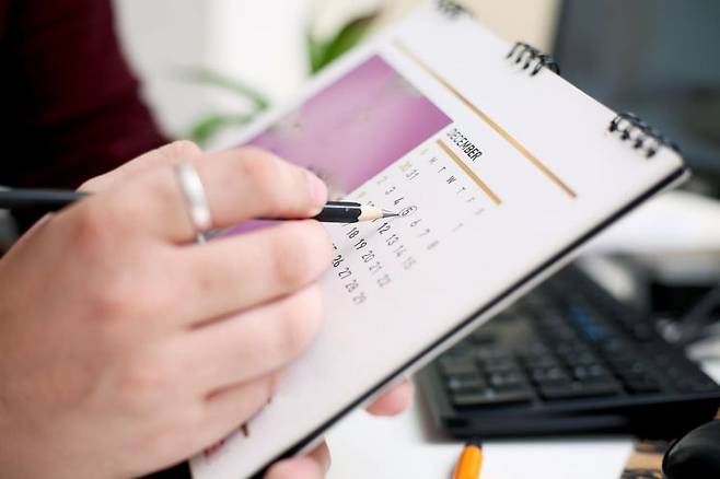 직장인이 달력을 보며 일정을 체크하고 있다. 픽사베이