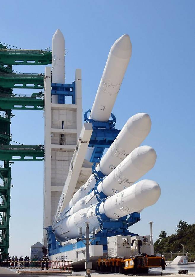지난 9월 16일 전남 고흥군 나로우주센터에서 누리호가 4차 발사를 앞두고 최종 시험을 위해 발사대에 기립하고 있다. 연합뉴스 제공