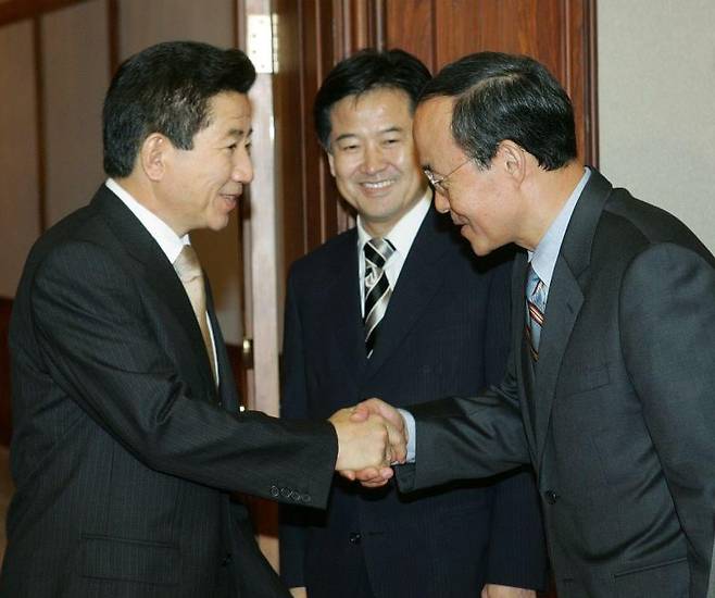 송민순 전 외교부 장관은 2005년 외교부 차관보 겸 북핵 6자회담수석대표로 북한의 비핵화를 골자로 하는 '9.19 공동성명' 채택에 결정적인 역할을 했다. 그러자 그 다음날인 9월 20일 노무현 대통령이 송 차관보를 포함한 베이징 6자회담 대표단을 청와대로 초청, 만찬을 함께 했다. 송 차관보가 만찬장에서 노 대통령과 악수하는 모습을 정동영 통일부 장관이 웃으며 지켜보고 있다. 송 차관보는 9.19 공동성명 채택 공로를 인정받아 차관을 거치지 않고, 안보실장으로 승진할 수 있었다. /청와대