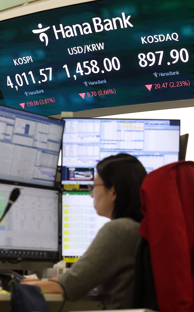 지난 14일 오후 서울 중구 하나은행 본점 딜링룸에서 딜러가 업무를 수행하고 있다. /뉴시스