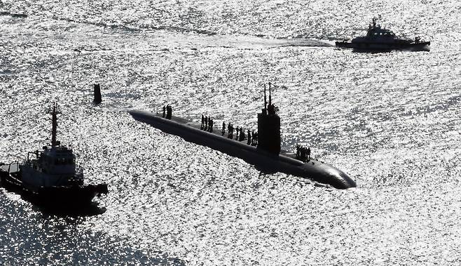 2024년 11월 18일 오전 부산 해군작전사령부 부산작전기지에 미국 해군 로스엔젤레스급 원자력추진잠수함 컬럼비아함(USS Columbia, SSN-771)이 군수품 적재와 승조원 휴식을 위해 입항하고 있다. 길이 110m, 폭 10m, 배수량 6900톤급의 컬럼비아함이 한국을 방문한 것은 이번이 처음이다. /김동환 기자