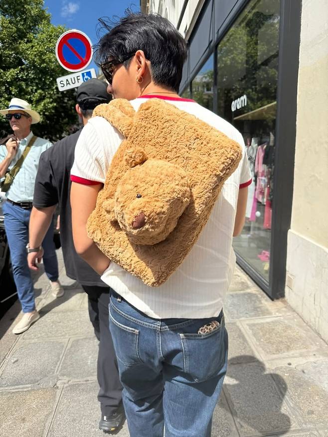 영국 럭셔리 소프트 토이 브랜드 젤리캣 바톨로뮤 베어 가방을 들고 파리 거리를 누비는 BTS 뷔. @thv