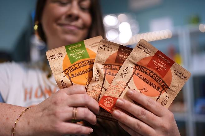 미국 텍사스주 한 약국에서 직원이 합성 대마 성분이 들어간 제품을 전시하고 있다. /연합뉴스