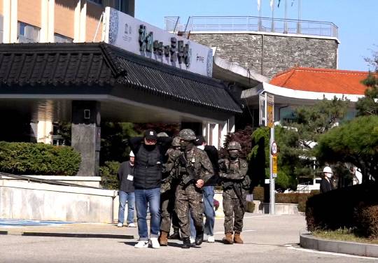 부여군은 최근 부여군청사 앞마당과 본관 일원에서 부여소방서, 부여경찰서, 육군 제8361부대 3대대 등 3개 기관이 참여한 가운데 2025년 안전충남훈련을 실시했다고 16일 밝혔다. 부여군 제공