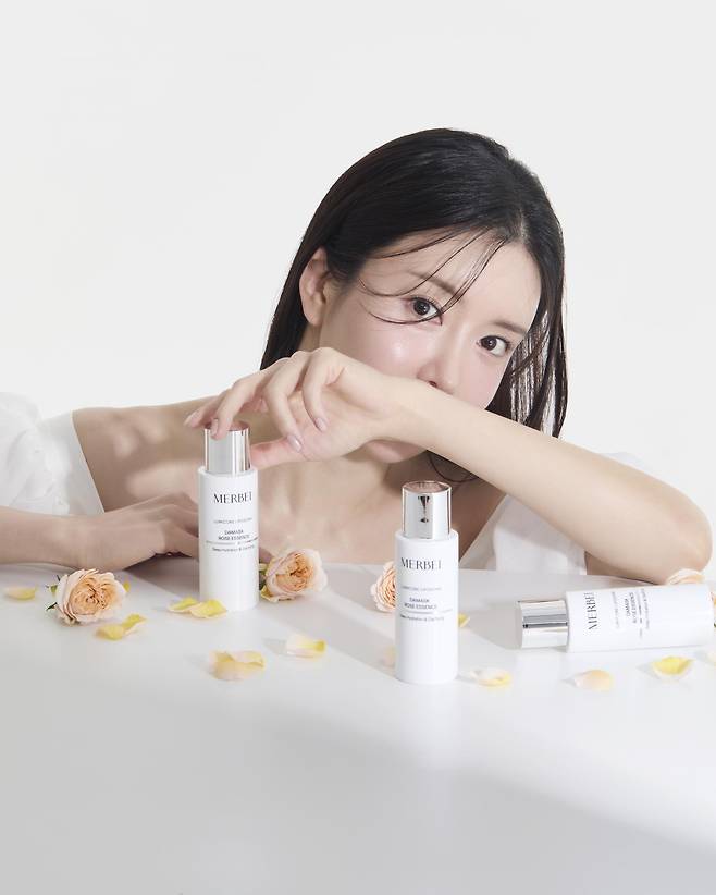 안신애가 자사의 제품 앞에서 포즈를 취했다.  메르베이 제공