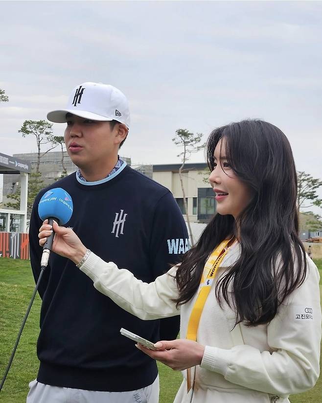 안신애가 올해 국내에서 열린 LIV 대회에서 장유빈을 인터뷰하고 있다. 안신애 제공