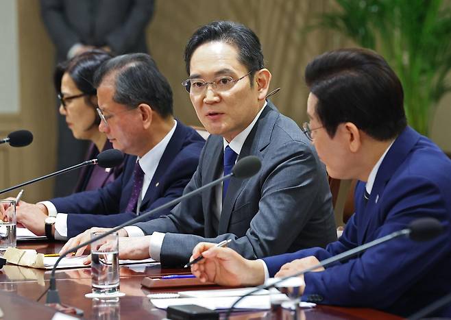 이재용 삼성전자 회장이 16일 서울 용산 대통령실 청사에서 열린 한미 관세협상 후속 민관 합동회의에서 발언하고 있다. (대통령실통신사진기자단) 2025.11.16. 뉴시스