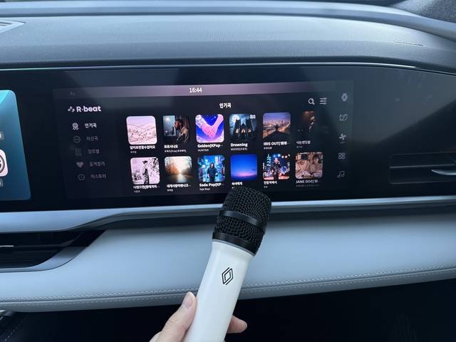 2026년형 그랑 콜레오스에는 노래방 서비스인 'R 비트'가 제공된다. 공식 액세서리로 무선 마이크를 선택할 수 있다. 임주희 기자