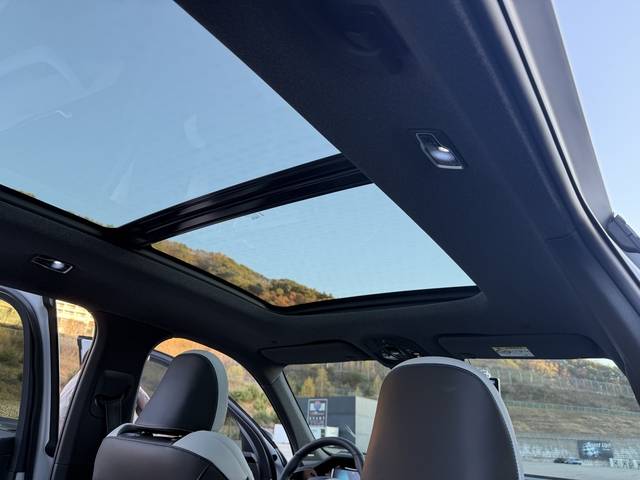 2026년형 그랑 콜레오스에 추가된 파노라마 선루프 모습. 임주희 기자