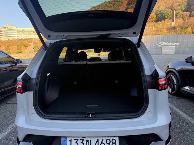 그랑 콜레오스 트렁크 용량은 기본 633ℓ이며, 60/40 분할이 가능한 뒷좌석 시트를 접으면 2034ℓ로 확장된다. 임주희 기자