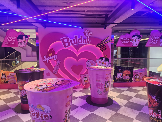 서울 한강버스 망원 선착장점에 불닭볶음면 체험 플랫폼이 마련돼 있다. [디지털타임스 DB]